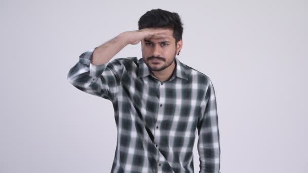 Genç yakışıklı portresi Hintli bir şey ararken sakallı — Stok video