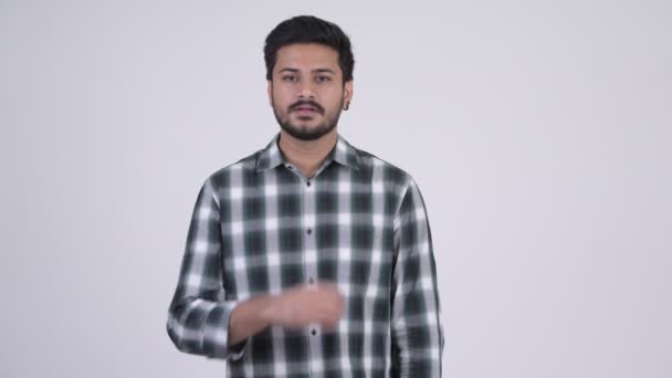 Πορτρέτο των νέων όμορφος γενειοφόρος ινδική άνθρωπος φυσώντας φιλί — Αρχείο Βίντεο