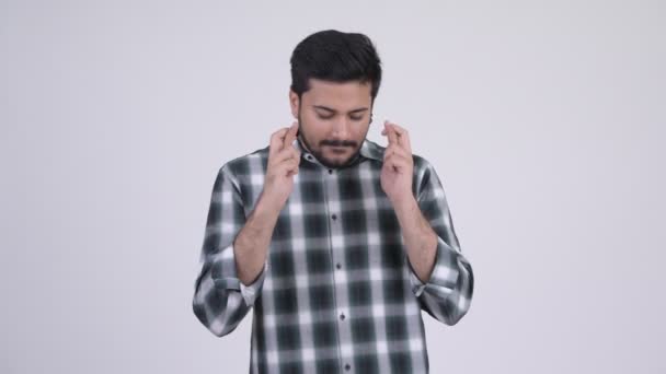 Retrato del joven barbudo indio deseando con los dedos cruzados — Vídeo de stock