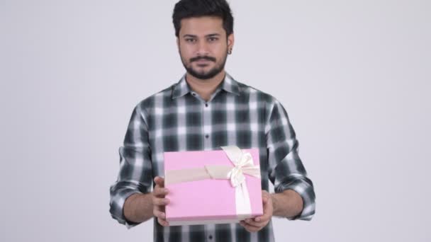 Retrato de joven barbudo feliz hombre indio dando caja de regalo — Vídeo de stock