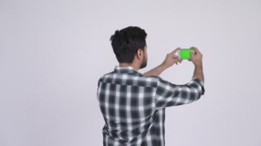 Arkadan Görünüş Hint gencin telefon ile fotoğraf çekimi