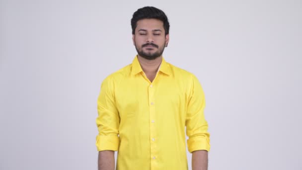 Молодой счастливый бородатый индийский бизнесмен — стоковое видео