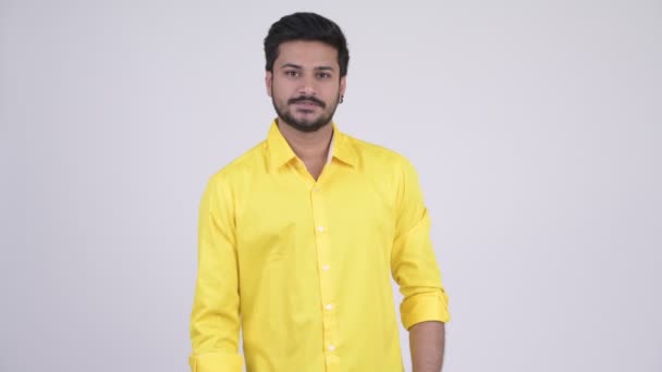 Молодий щасливі бородатий індійський бізнесмен даючи великі пальці — стокове відео