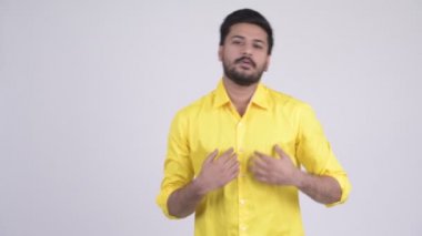 Genç mutlu sakallı Hintli işadamı bir şey sunmak