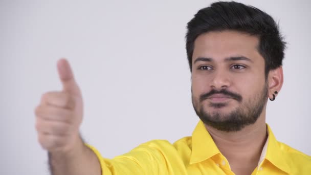 親指をあきらめて青年の幸せなひげを生やしたインドの実業家 — ストック動画