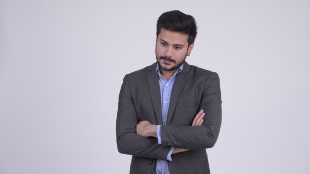 Junge hübsche bärtige indische Geschäftsmann mit verschränkten Armen — Stockvideo
