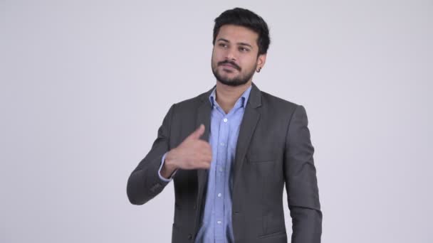Молодой счастливый бородатый индийский бизнесмен подает большие пальцы вверх — стоковое видео