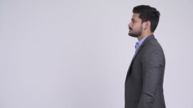 Genç yakışıklı sakallı Hintli işadamı takım elbise profil görünümü
