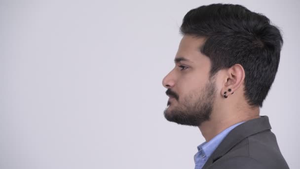 Προβολή προφίλ των νέων όμορφος γενειοφόρος Ινδός επιχειρηματίας φορώντας κοστούμι — Αρχείο Βίντεο