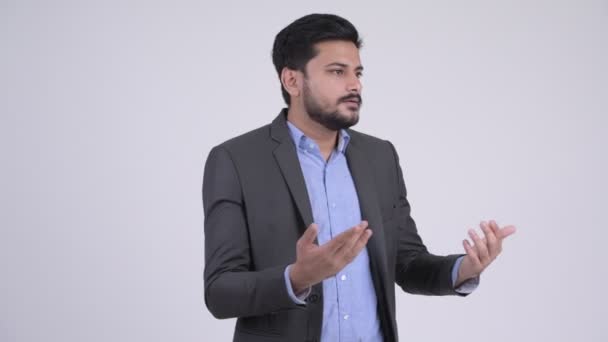 Joven confundido barbudo empresario indio encogiéndose de hombros — Vídeos de Stock