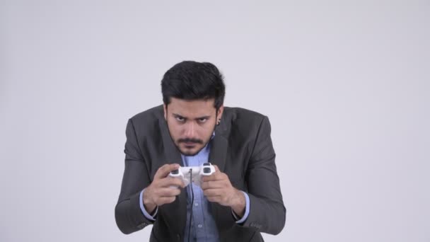 Joven estresado barbudo empresario indio jugando juegos y perder — Vídeo de stock