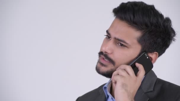 Joven empresario indio barbudo hablando por teléfono — Vídeo de stock
