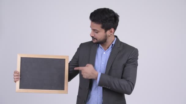 Genç mutlu blackboard gösterilen ve Yaşasın vererek Hintli işadamı sakallı — Stok video