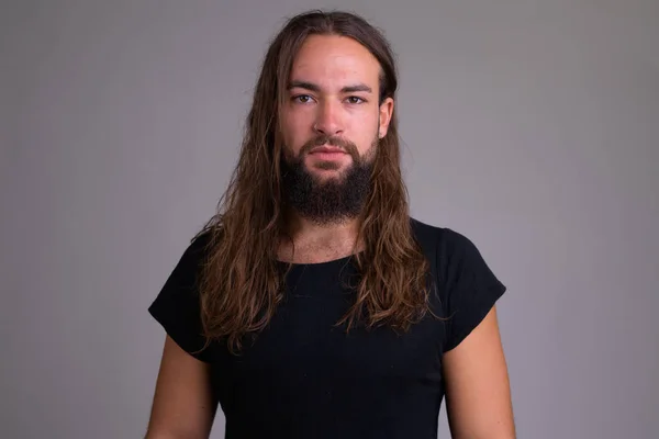 Portré, fiatal, jóképű férfi hosszú hajú szakállas — Stock Fotó