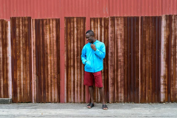 Happy μικρά μαύρα Αφρικής άνδρας πιαστείτε και κρατώντας — Φωτογραφία Αρχείου