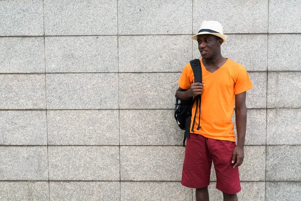 年轻的非洲黑人旅游人站在和思考 — 图库照片