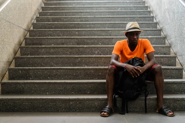 Νέοι μαύρο Αφρικής Τουριστική άνδρας κάθεται σε σκαλοπάτια — Φωτογραφία Αρχείου