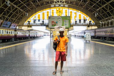 Bangkok, Tayland 15 Şubat 2017: Genç Afrika turistik adam siyah.