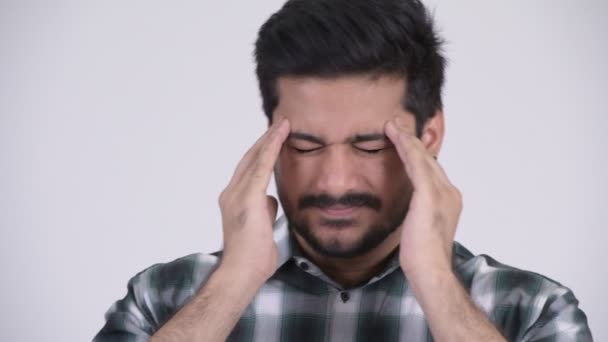 Giovane stressato barbuto uomo indiano con mal di testa — Video Stock