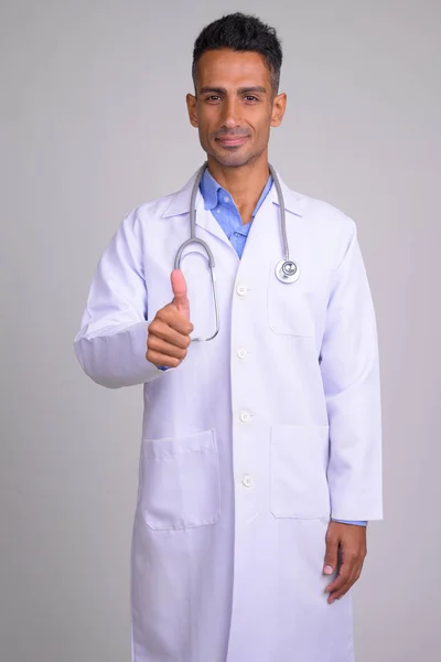 Портрет молодого счастливого персидского врача с большими пальцами вверх — стоковое фото
