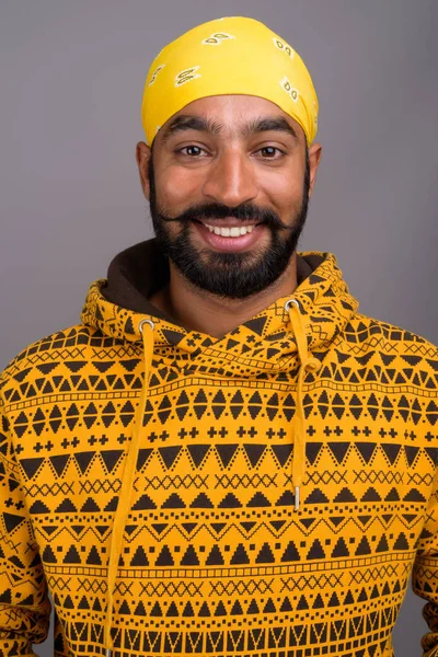 Retrato de jovem indiano bonito vestindo capuz — Fotografia de Stock