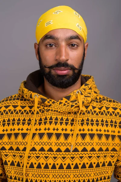 Retrato de jovem indiano bonito vestindo capuz — Fotografia de Stock