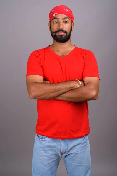 Retrato de jovem bonito indiano vestindo camisa vermelha — Fotografia de Stock