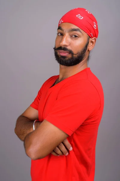 Portrét mladého hezký kostým Indián na sobě červené tričko — Stock fotografie