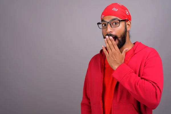 Chocado e surpreso indiano vestindo camisa vermelha — Fotografia de Stock