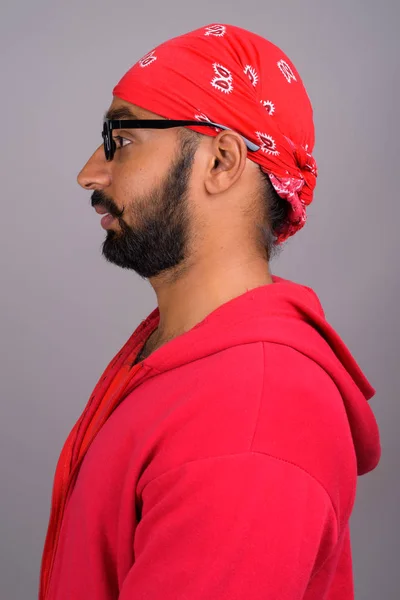 Προβολή προφίλ των νέων όμορφος ινδική άνθρωπος φορώντας κόκκινο πουκάμισο — Φωτογραφία Αρχείου