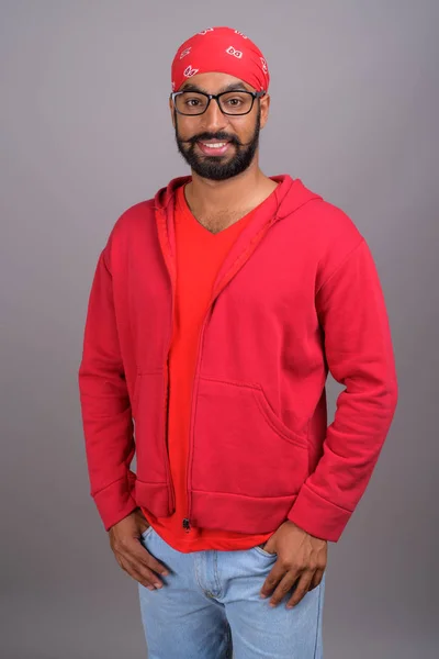 Retrato de jovem bonito indiano vestindo camisa vermelha — Fotografia de Stock