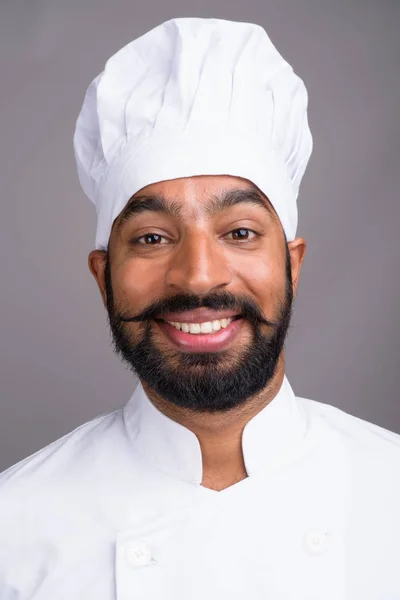 Обличчя молодий індійський красенем шеф-кухар посміхається — стокове фото