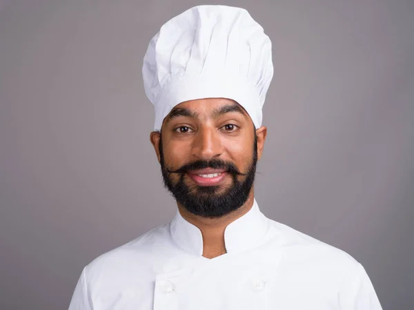 Індійська юнак щасливі шеф-кухаря на сірому тлі — стокове фото