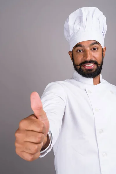 Joven guapo indio hombre chef dando pulgar hacia arriba —  Fotos de Stock
