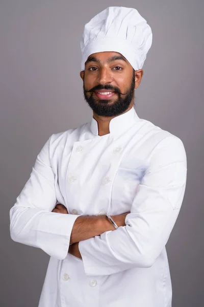 Портрет молодий індійський красенем шеф-кухар посміхається — стокове фото
