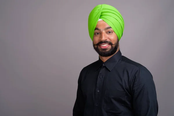 Giovane indiano Sikh uomo d'affari indossa turbante verde — Foto Stock