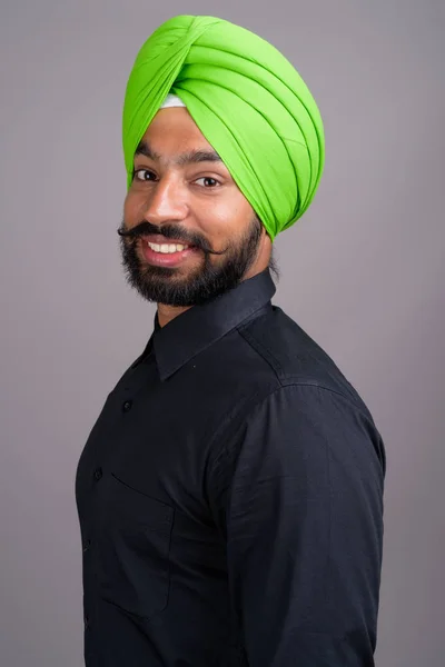 Young Indian Sikh businessman wearing green turban — Zdjęcie stockowe