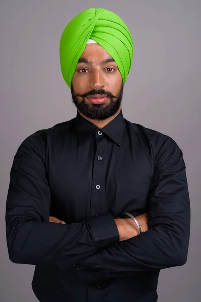 Unga indiska Sikh affärsman bära gröna turban — Stockfoto