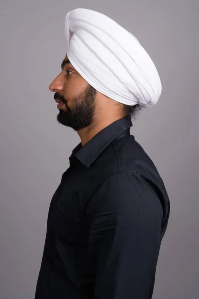 Jovem indiano Sikh empresário vestindo turbante branco — Fotografia de Stock