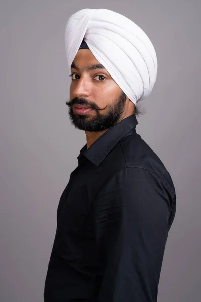 Young Indian Sikh businessman wearing white turban — Stok fotoğraf