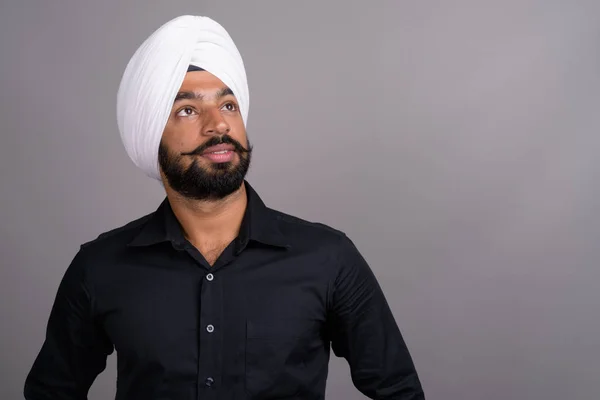 Jeune homme d'affaires indien sikh portant turban blanc — Photo