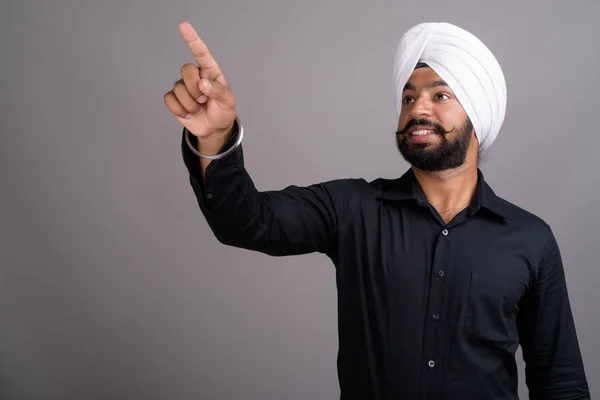 Junger indischer sikh Geschäftsmann trägt weißen Turban — Stockfoto