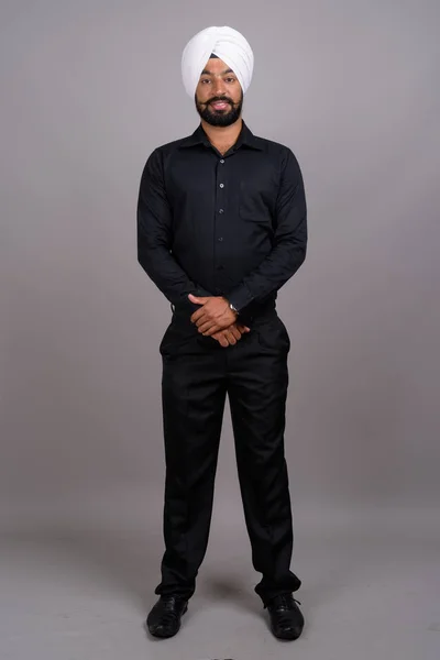 Young Indian Sikh businessman wearing white turban — Stok fotoğraf