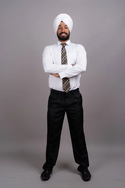 若いハンサムなインドのシーク教徒実業家グラムに対してターバンを身に着けています。 — ストック写真