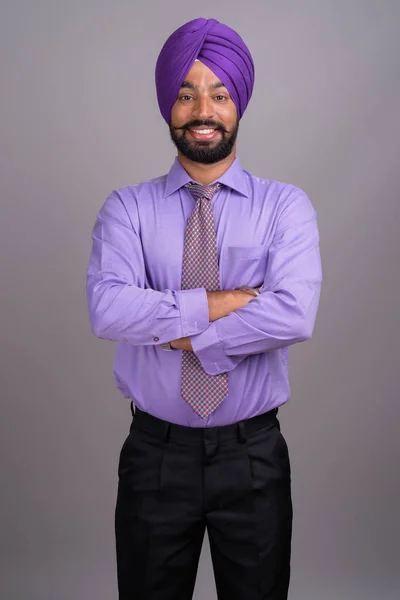 若いハンサムなインドのシーク教徒実業家グラムに対してターバンを身に着けています。 — ストック写真