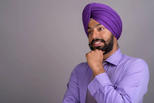 Indiano Sikh uomo d'affari indossa turbante mentre pensa — Foto Stock