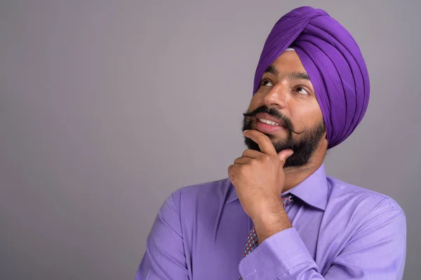 Indian Sikh businessman wearing turban while thinking — Stock fotografie