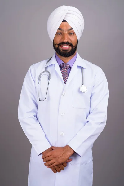 Retrato de jovem indiano Sikh homem médico sorrindo — Fotografia de Stock