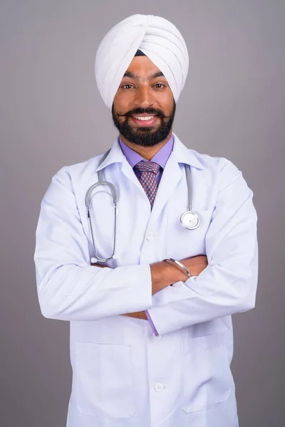 Fiatal indiai szikh férfi orvos mosolyogva portréja — Stock Fotó