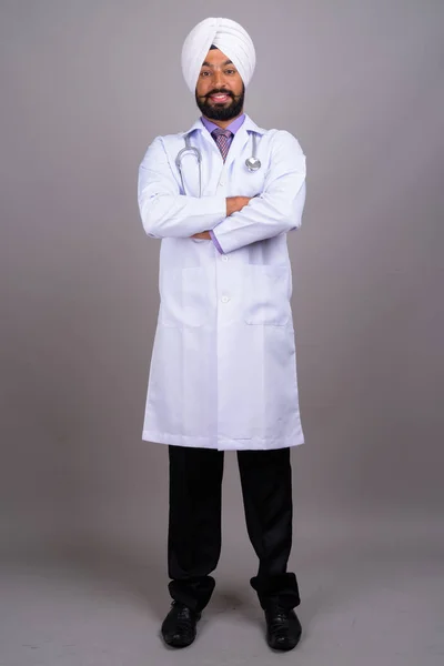 Retrato de jovem indiano Sikh homem médico — Fotografia de Stock